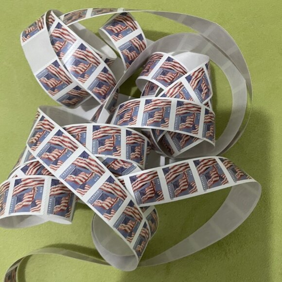 1000 Forever stamps of 2022 the national flag - Picture 1 of 2